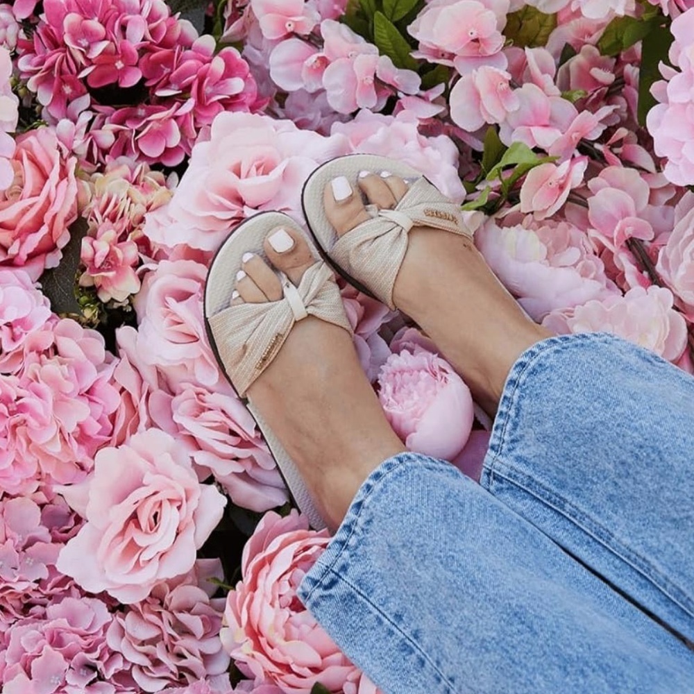 Havaianas St. Tropez Shine Cream and Gold Sandals with Elegant Bow size 6